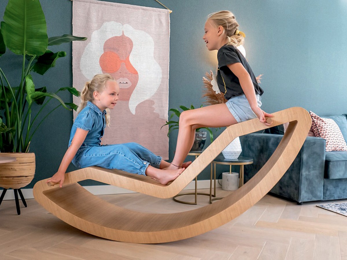 A peça da designer polonesa Julia Maliczowska é ao mesmo poltrona de balanço e brinquedo infantil, apontando a tendência da multifuncionalidade do mobiliário (Foto: Divulgação)