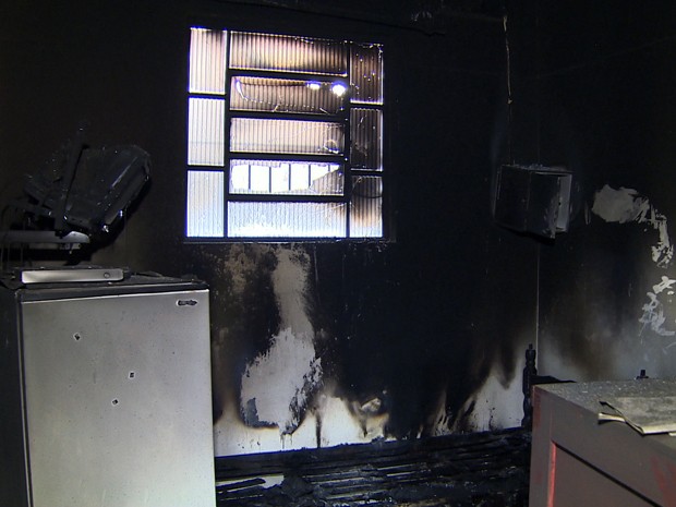 Incêndio atinge prédio do Instituto de Criminalística em Taubaté (Foto: Reprodução/ TV Vanguarda)