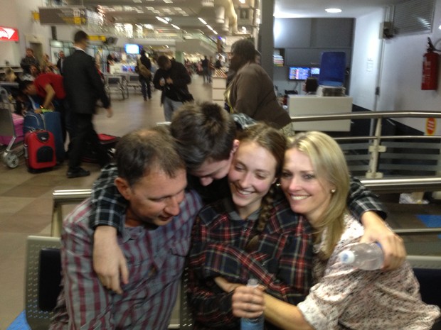 Amanda recebeu o conforto da família ao desembarcar em solo catarinense (Foto: Patrícia Pozzo/G1)