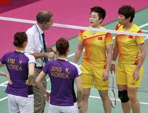 Árbitro conversa com Xiaoli/Yang, da China, e Jung/Kim, da Coreia do Sul, no badminton (Foto: Reuters)