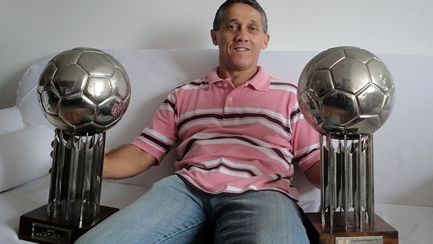 lembra dele osni: mostra trofeu bola de prata (Foto: Raphael Carneiro/Globoesporte.com)
