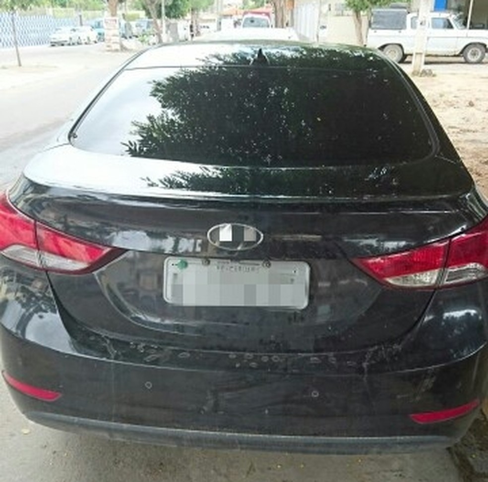Veículo apreendido havia sido roubado em Caruaru no ano de 2015 (Foto: Divulgação/PRF)