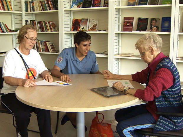 Inglês idosos São José dos Campos (Foto: Reprodução/TV Vanguarda)