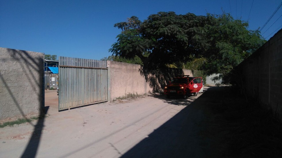 Entrada da fábrica de gelo de onde vazou amônia (Foto: Corpo de Bombeiros/Divulgação)