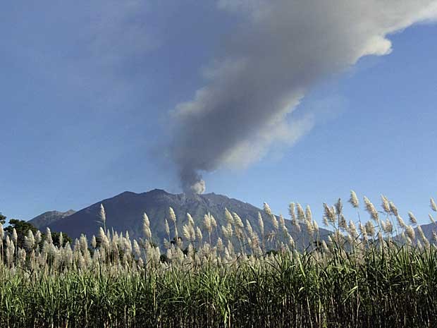 Vulcão ‘Raung’ emitiu muita fumaça na quinta-feira (9) (Foto: Budi Candra Setya / Antara Foto / via Reuters)