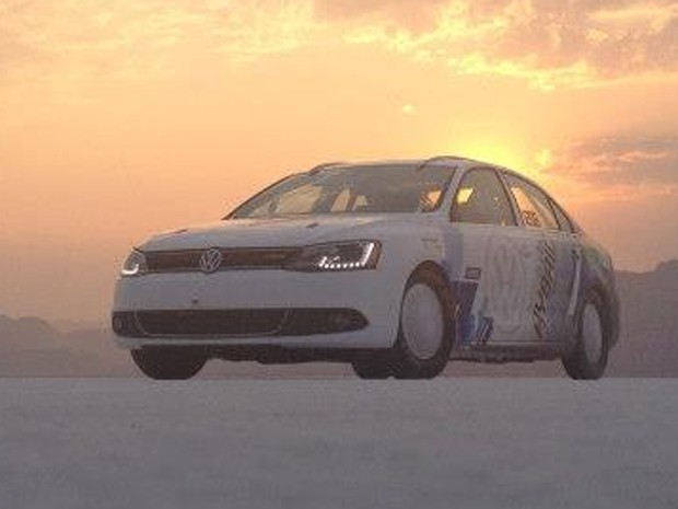 Volkswagen Jetta Hybrid, em Bonneville, nos Estados Unidos (Foto: Divulgação)