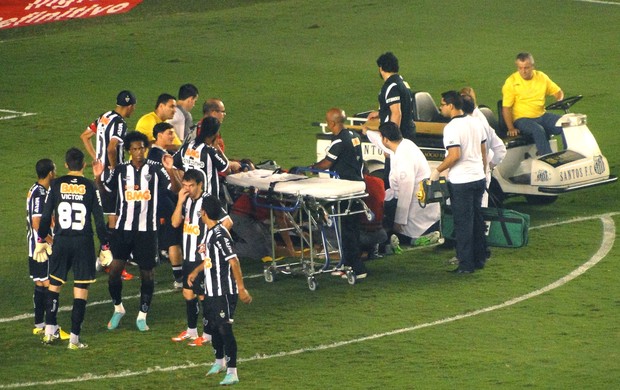 Rafael Marques, do Atlético-MG deixa a Vila de maca (Foto: Fernando Martins / Globoesporte.com)