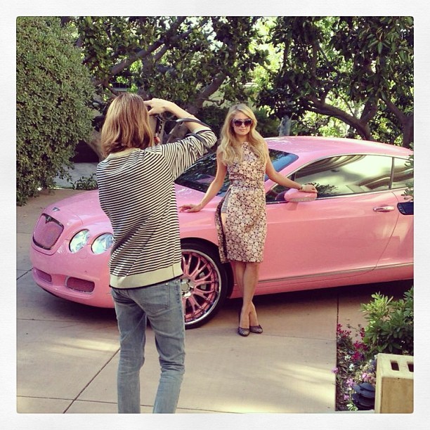 Paris Hilton posa com carro rosa (Foto: Instagram/ Reprodução)