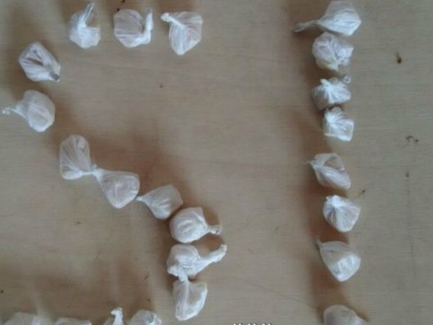 Foi encontrado uma carteira de cigarro e com 23 invólucros de crack e uma certa quantia de maconha (Foto: Alerta Rolim/Reprodução)
