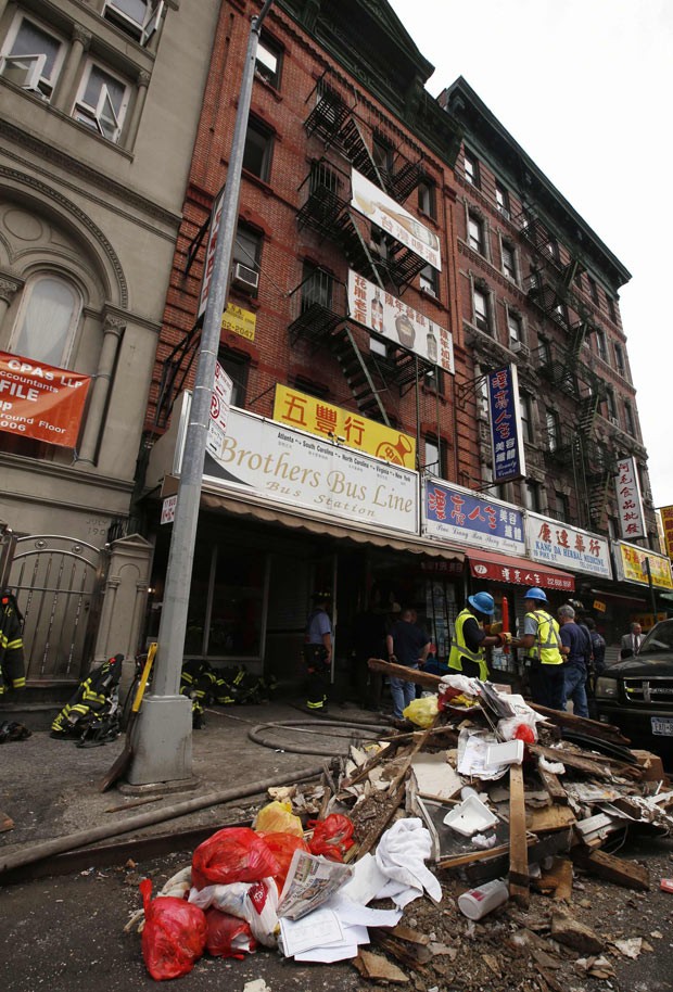 Destroços em frente ao prédio em que ocorreu explosão nesta quinta-feira (11) em Chinatown, Nova York (Foto: AP)