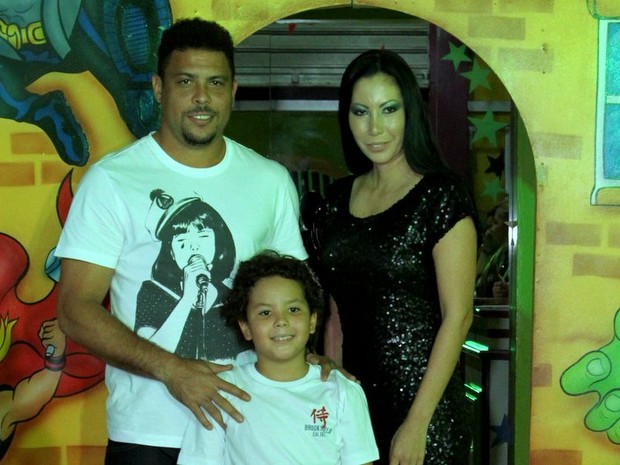 Ronaldo com o filho Alex e Michele Umezu em casa de festas no Rio (Foto: Anderson Borde/ Ag. News)