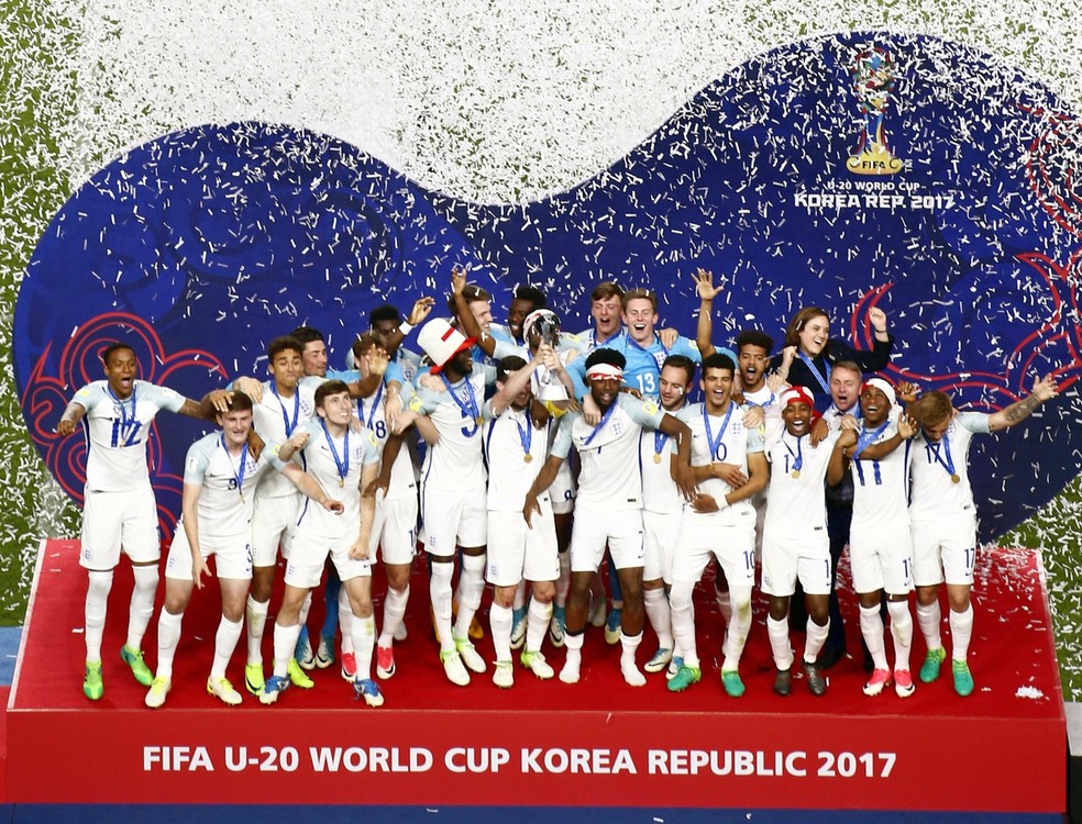 Inglaterra ergue o troféu do Mundial Sub-20 (Foto: EFE/EPA/KIM HEE-CHUL)