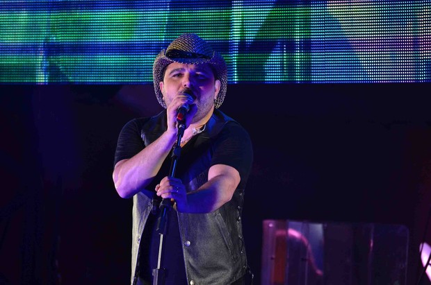 Luciano canta para o seu público (Foto: Caio Duran/AgNews)