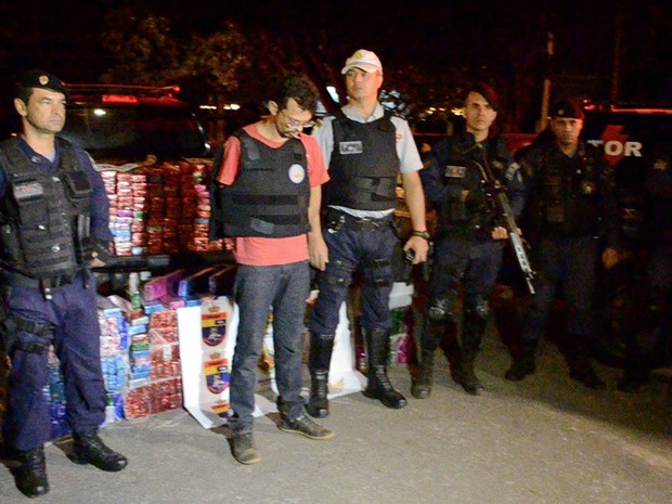 Motorista preso com 650 kg de maconha em carro roubado no Distrito Federal (Foto: Polícia Militar/Divulgação)