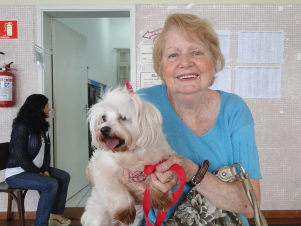 Eleitores levam cachorros para "votar" em Santos (Foto: Mariane Rossi / G1)