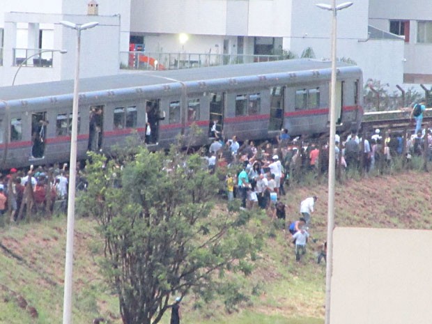 Passageiros pulam cerca para deixar trilho do Metrô-DF em Águas Claras (Foto: Inez Lopes/G1)