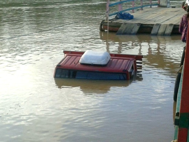 Caminhão ficou submerso no Rio Juruá durante travessia no interior do Acre  (Foto: Everton Silva/Arquivo pessoal )