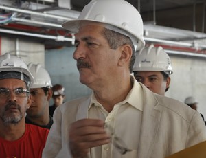 Aldo Rebelo visita as obras da Arena Pantanal (Foto: Robson Boamorte)