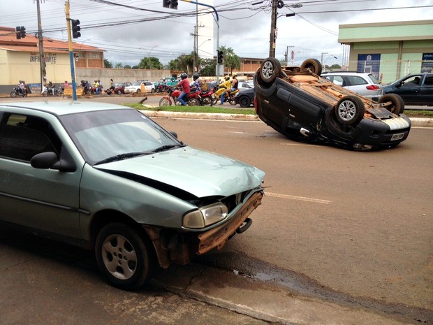 Carro bateu na traseira de veículo capotado (Foto: Ísis Capistrano) Carro bateu na traseira de veículo capotado (Foto: Ísis Capistrano)