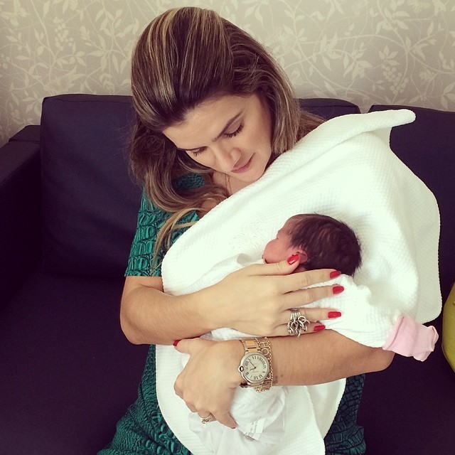 Mirella Santos com Sophia, filha recém nascida de Dentinho e Dani Souza (Foto: Reprodução/Instagram)