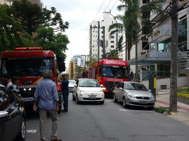 Prédio chegou a ser evacuado por incêndio em Florianópolis (Foto: Bombeiros/ Divulgação)