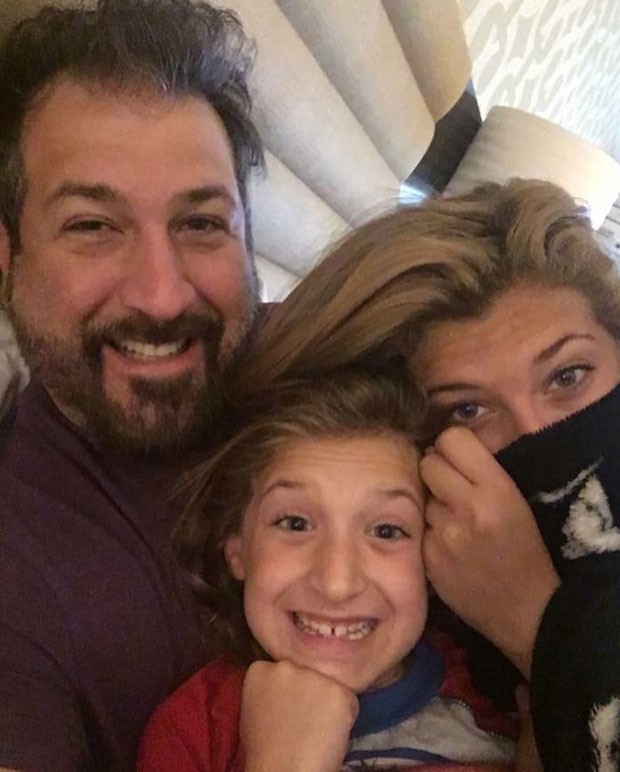 Joey Fatone e as filhas (Foto: Reprodução)
