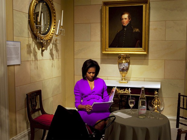 2009 - Michelle Obama revisa seu discurso antes de evento em no Metropolitan Museum of Art em Nova York (Foto: Official White House Photo / Samantha Appleton)
