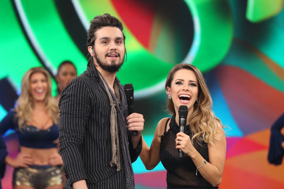Luan Santana e Sandy se divertem no palco do 'Domingão' (Foto: Carol Caminha/Gshow)