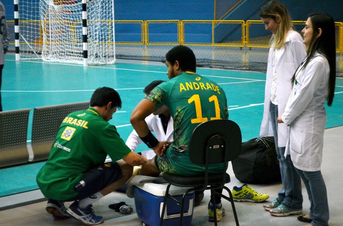 Cleber Andrade após sentir dores no tornozelo (Foto: Alex Rocha)