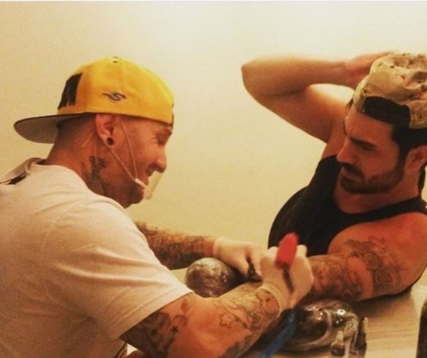 Rodrigão fazendo tatuagem (Foto: Instagram / Reprodução)