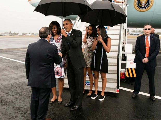 Barack Obama chega no Aeroporto de Havana neste domingo (21) acmopanhado da mulher Michelle Obama e das filhas Sasha e Malia (Foto: Pete Souza/ White House/ Facebook)
