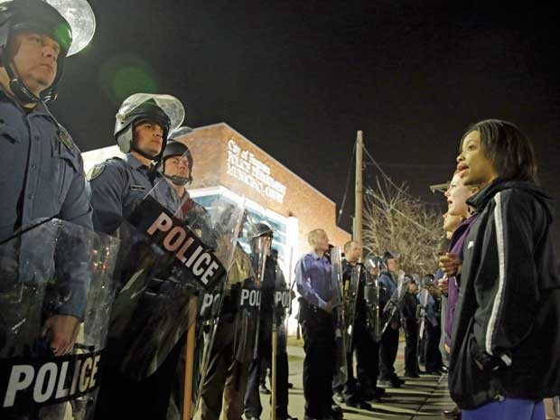 Manifestantes protestam na frente do prédio da polícia de Ferguson. (Foto: Jeff Roberson / AP Photo)
