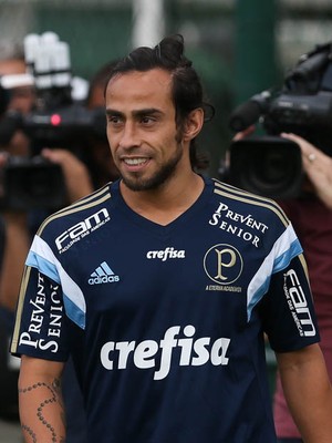 Valdivia treina no campo, e Verdão não teme suspensão na final