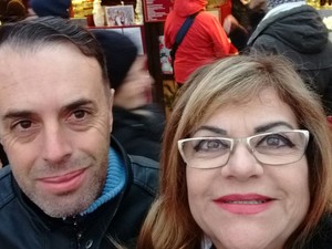 Marisa e o marido, Paulo Sergio, fazem selfie em uma das viagens internacionais, poços de caldas (Foto: Marisa Garcia Pereira/Arquivo pessoal)