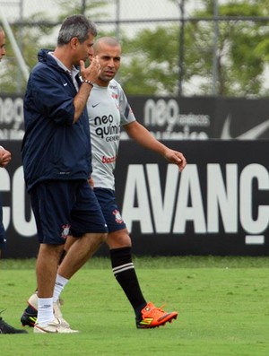 Emerson Sheik atrasado no treino (Foto: Anderson Rodrigues / Globoesporte.com)