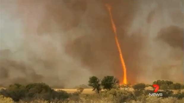 Australiano flagrou tornado de fogo no norte do país (Foto: Reprodução)