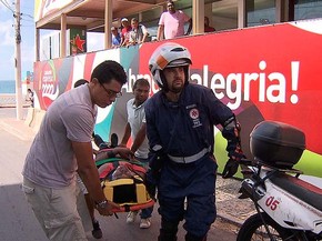 Operário sendo levado pelo Samu após cair de camarote no bairro da Barra, em Salvador (Foto: Imagens/ Tv Bahia)