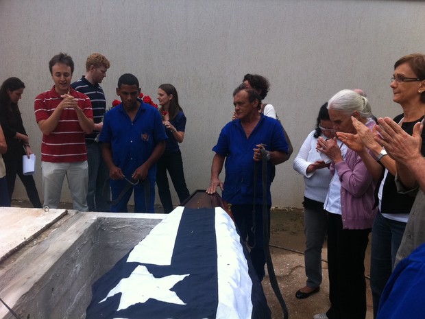 Caixão de Silveirinha foi coberto com uma bandeira do Botafogo (Foto: Cristiane Cardoso/G1)