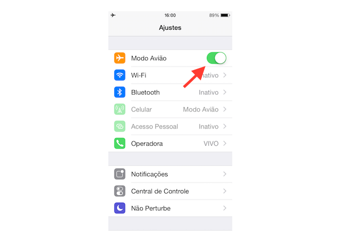 Ativando e desativando o modo avião no iPhone para resolver problemas de conexão do WhatsApp (Foto: Reprodução/Marvin Costa)
