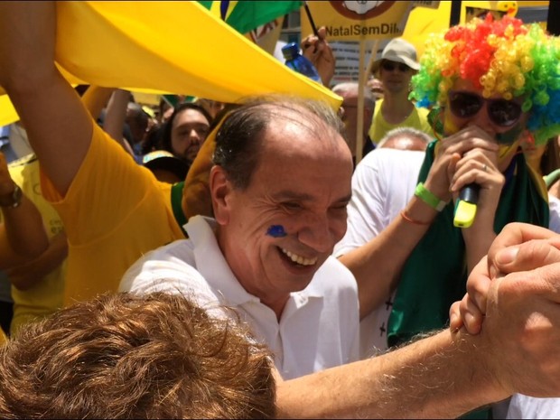 Senador Aloysio Nunes chega à Avenida Paulista neste domingo (Foto: Isabela Leite/G1)