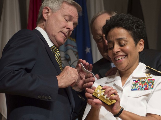 Michelle Howard, de 54 anos, recebe a condecoração da Marinha dos EUA (Foto: MCC Peter D. Lawlor/US Navy/AFP)