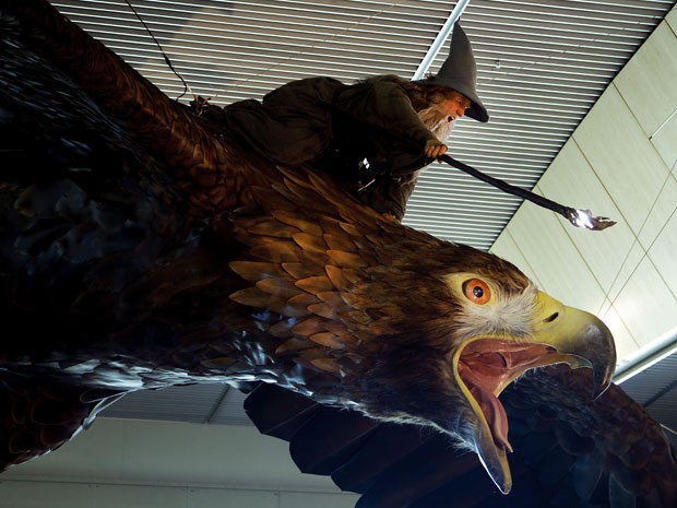 Personagem Gandolf em águia é pendurado no teto do aeroporto de Wellington (Foto:  Marty Melville/AFP)