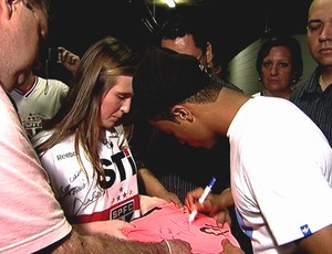 Torcedora Millena, que ganhou camisa do meia Lucas e foi hostilizada no Estádio Couto Pereira, reencontra o jogador do São Paulo (Foto: Reprodução SporTV)