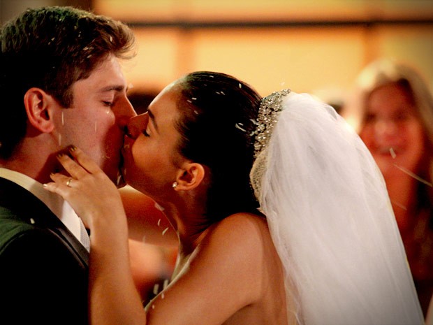 Suelen dá um beijasso em Roni no altar (Foto: Avenida Brasil / TV Globo)
