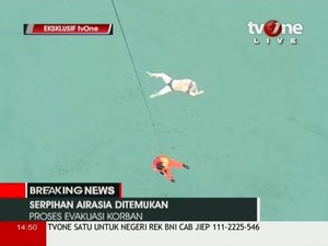 Equipe de resgate desce ao mar para recuperar corpo de vítima da queda do avião da AirAsia (Foto: TV ONE via Reuters TV/Reuters)