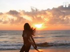 Izabel Goulart faz dança para o sol e comemora novo ano