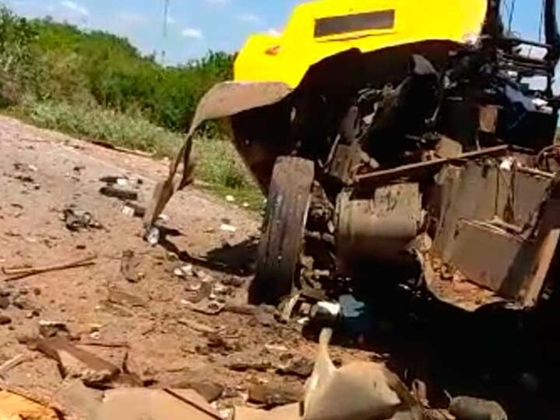 Carro-forte ficou destruído após ser explodido no sudoeste da Bahia (Foto: Divulgação) Carro-forte ficou destruído após ser explodido no sudoeste da Bahia (Foto: Divulgação)