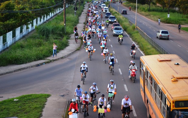 Grupo de ciclistas protesta em rodovia do Amapá (Foto: Jonhwene Silva/GE-AP)