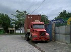 Caminhões param em calçada de São Vicente (Geraldo Alves de Sousa/VC no G1)
