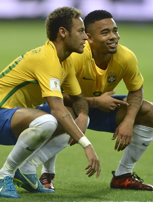 Neymar e Gabriel Jesus comemoram gol do Brasil sobre o Chile
